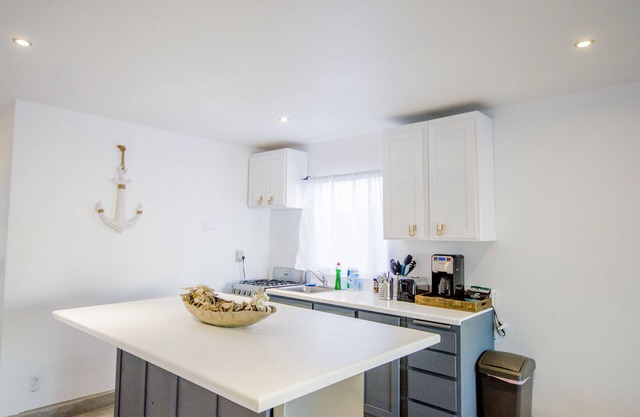 BEACH-VIEWS - 4 BDR HOUSE - Sleeps 10 w/Free PKG