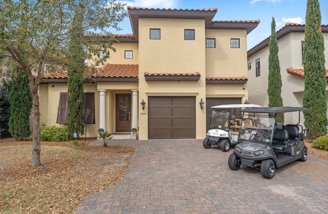 Beach Villa w/TWO GOLF CARTS! Balcony w/Golf Course View, Pool, Near Wharf.