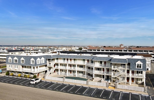 Beachblock condo with pool and only steps from the beach