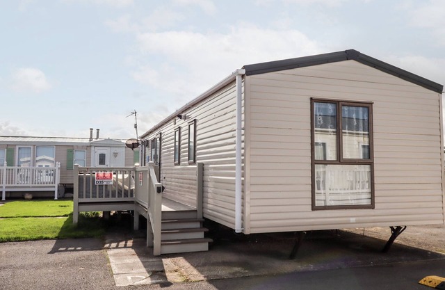 BEACHCOMBER D35, pet friendly, character holiday cottage in Towyn