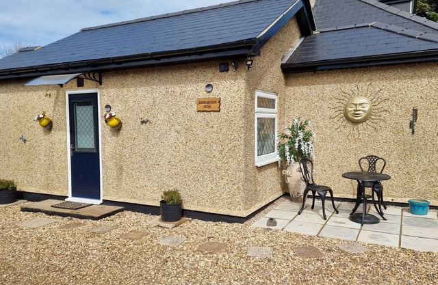 Beaches and Cream Cottage - a bungalow that sleeps 2 guests in 1 bedroom