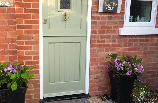 Beaches Studio is in a Fabulous Location with Views to the Shingle Bank and Iow