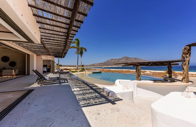 Beachfront, incredible views, 4bd, 4+ba, fish/swim/snorkel in the Sea of Cortez