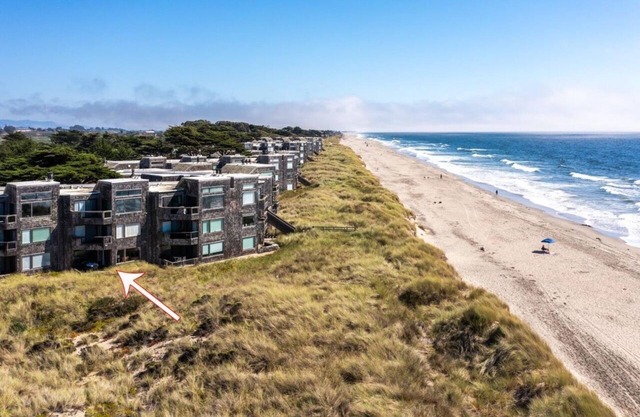 Beachfront 2-bedroom Condo by the Sea