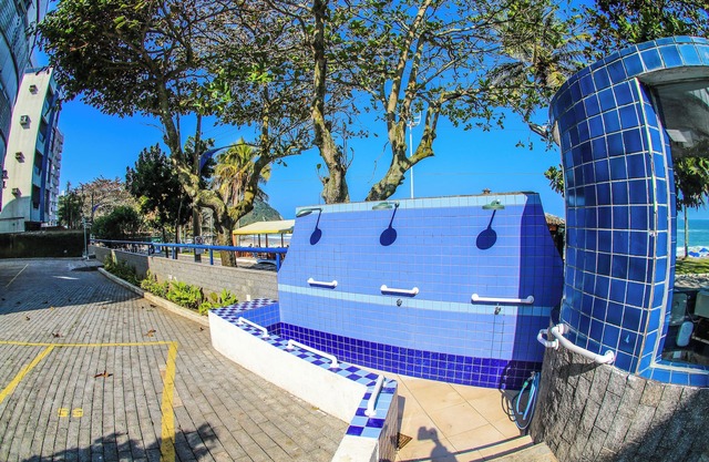 Beachfront - 2 Bedroom Suites + Air Conditioning, 2 Bathrooms, Living Room, Kitchen, 1 Garage, Wi-Fi and Bed Linen