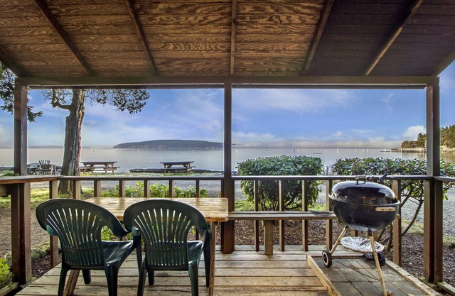 Beachfront 2BR Classic Cabin - stunning west-facing beach with epic sunsets!