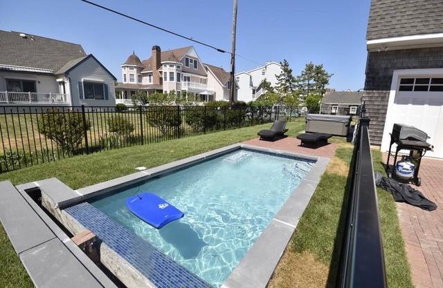 Beachfront 3-Bedroom Unit w/Pool