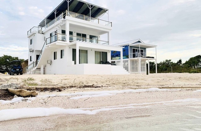Beachfront 3 Beds w/Kitchen/Pool/Breakfast