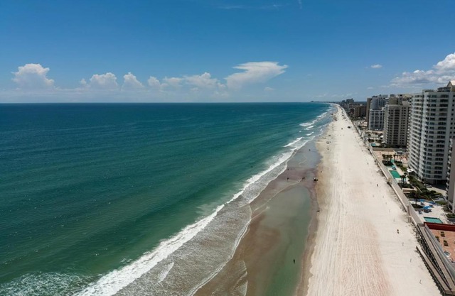 Beachfront 4 Bedroom 4 Bath with Huge Deck Wifi