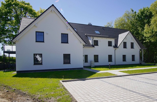 Beachfront apartment with terrace, use of swimming pool and sauna - Rex Rugia apartment 17-3