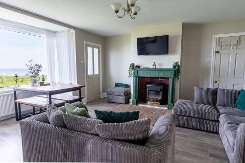 BEACHFRONT APARTMENT - Ground Floor Apartment with Sea Views, Next to the Beach, Bridlington, North Yorkshire