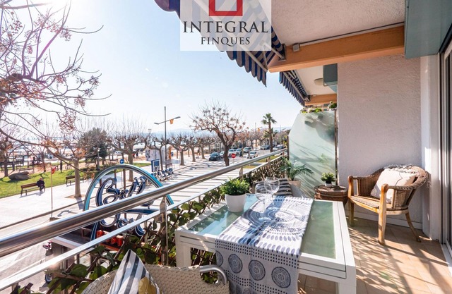 Beachfront Apartment with Terrace in Palamós
