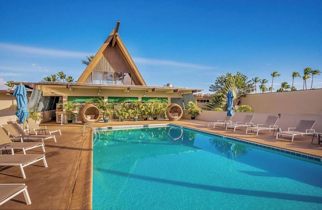 Beachfront Bliss: Two Spacious Rooms with Panoramic Ocean Views & Pool