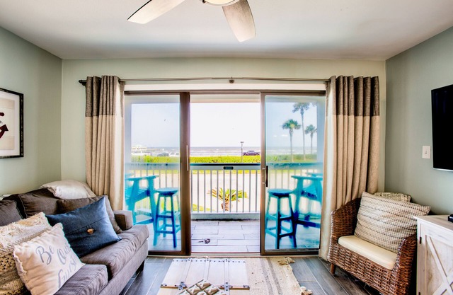 Beachfront Breeze! Front Row/Heated Pool/Unobstructed Ocean Views!