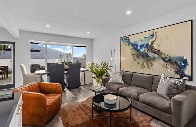 Beachfront Bungalow DT Kelowna