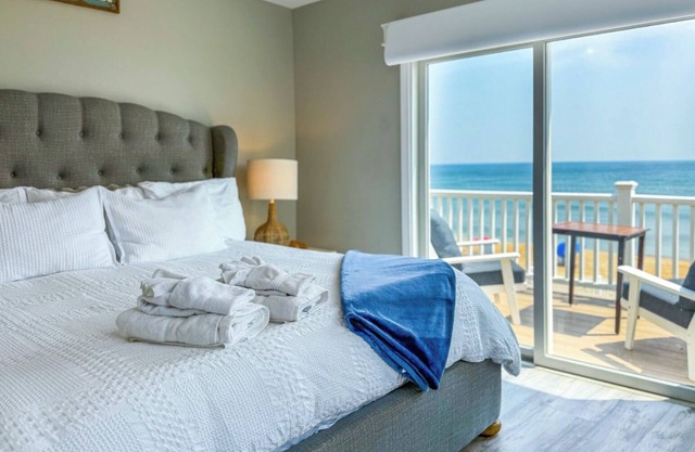 Beachfront Bungalow - Fire Pit - Private Balcony