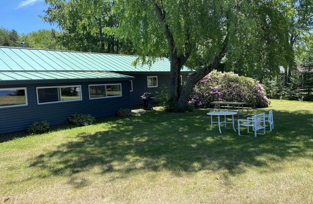 BEACHFRONT CAMP WITH SANDY BEACH ON HINCKLEY LAKE- FAMILY FRIENDLY