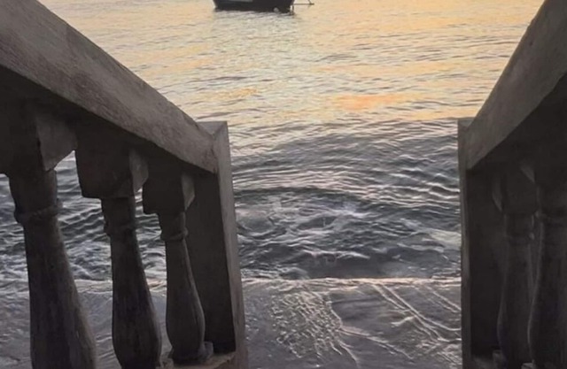 BeachFront Casa w/ 4 Cabin, Floating Cottage, Pet Friendly in Lian for 25 guests