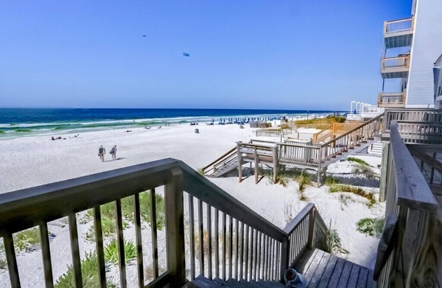 Beachfront! Close to Schooners and St. Andrews St Park. Park at front door! 8PPL