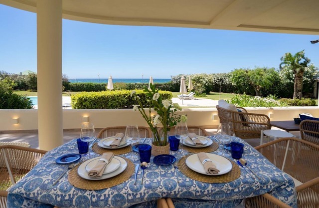 Beachfront complex Neptuno II, sea view, pool and garden, Elviria.