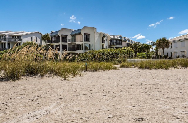 Beachfront Complex: Enjoy Amenities, Beach Gear and Beach Access!