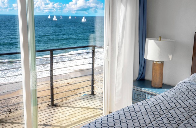 BEACHFRONT CONDO - 2 Bdr 2 Bth