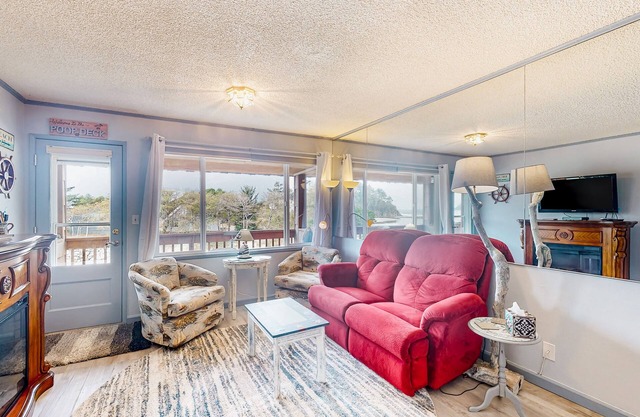 Beachfront condo near the beach with water views, private balcony & cable