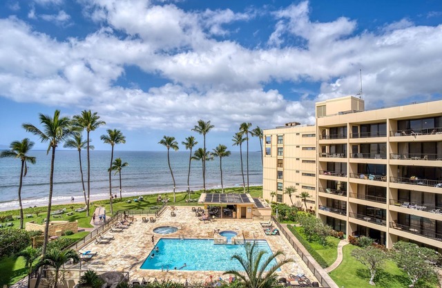 BEACHFRONT condo, ocean view, steps to sea, heated pool,hot tub, AC, Sugar Beach