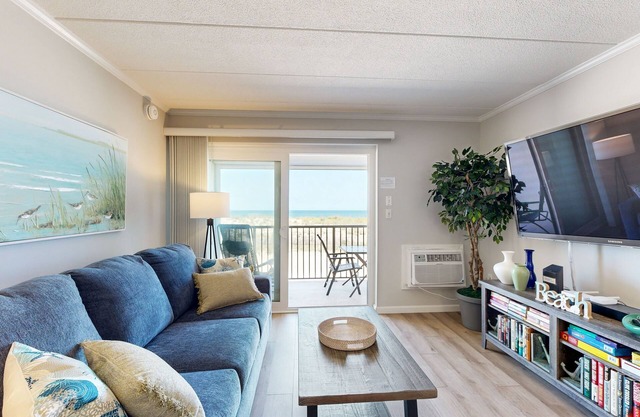 Beachfront condo with private balcony & amazing views