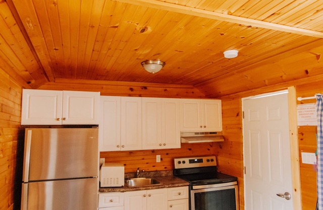 BEACHFRONT COTTAGE IN WASAGA BEACH - SANDPIPER BEACH RESORT - COTTAGE # 11