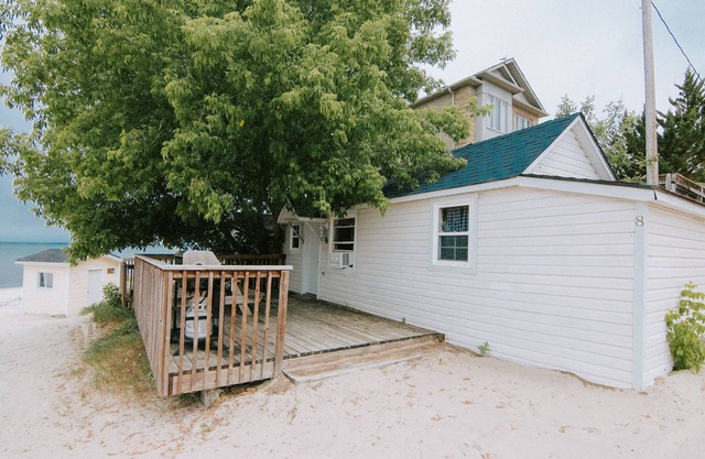 BEACHFRONT COTTAGE IN WASAGA BEACH - SANDPIPER BEACH RESORT - COTTAGE # 8