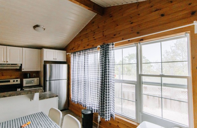 BEACHFRONT COTTAGE IN WASAGA BEACH - SANDPIPER BEACH RESORT - COTTAGE # 4
