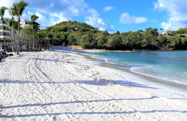 Beachfront Cottage - Min To Beach & Royalton Resort