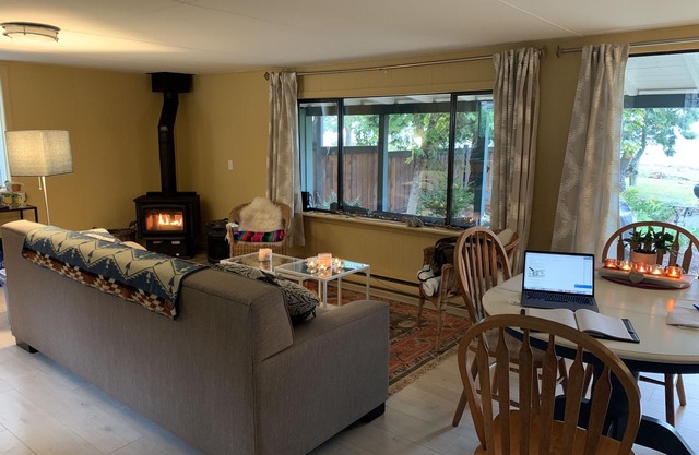 Beachfront cottage right on Kye Bay, Comoxn