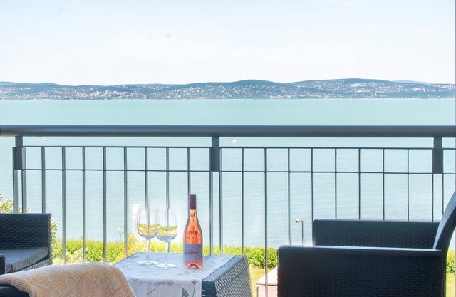 Beachfront Cozy Condo with Awesome Lakeviews - Balaton, Siofok, Golden Beach HU