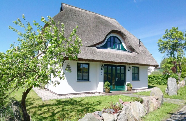 Beachfront idyll by the sea, private bathing area, beach chair - Gutshof Ostseeblick