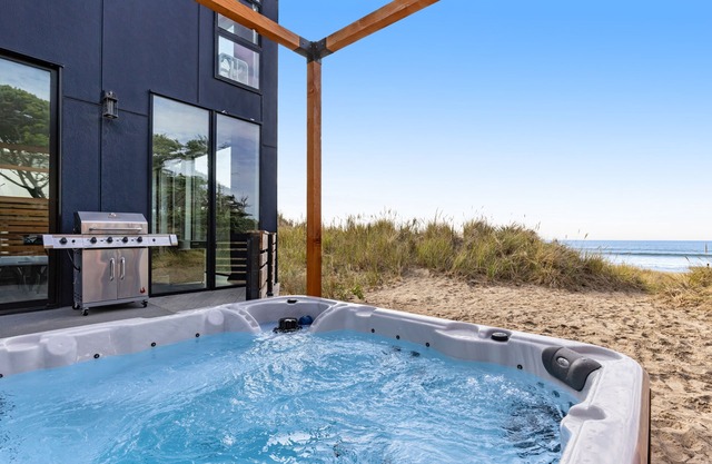 Beachfront designer paradise with amazing ocean view, hot tub & shuffleboard