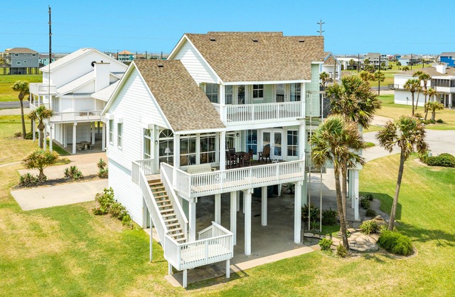 Beachfront! Dog Friendly Home w/Great Gulf Views, 2 Decks, Free Wifi & More!