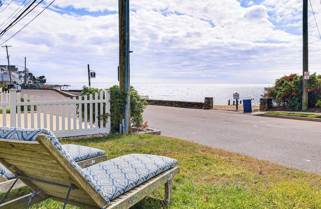 Beachfront, Dog-Friendly Milford Getaway w/Yard!