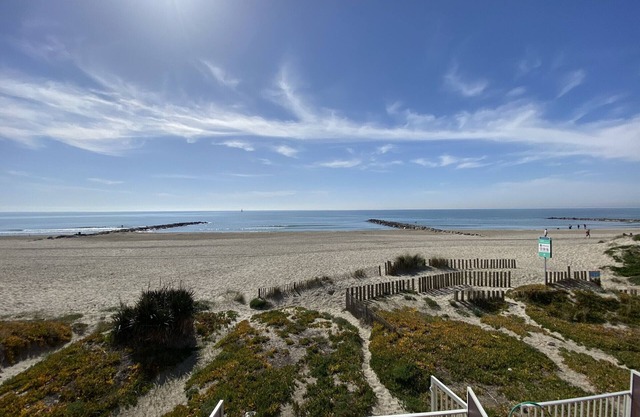 Beachfront Duplex F3, 6 Sleeps, WiFi, Parking, Pets Allowed – 15 min from Montpellier