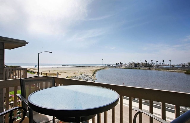 Beachfront End-unit Cottage with whitewater ocean views and private entrance