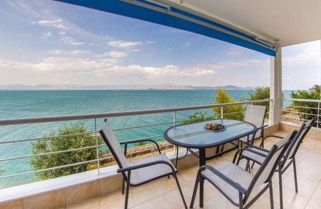 Beachfront Holiday Apartment with amazing Sea View