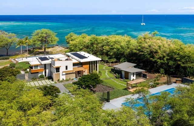 BEACHFRONT HOME 2 acres, Pool, Tennis, Volleyball. Like your own private resort!