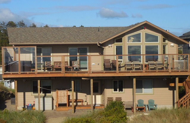 Beachfront Home Handicap Accessible With Elevator, Hot Tub, Sauna and 2 Masters