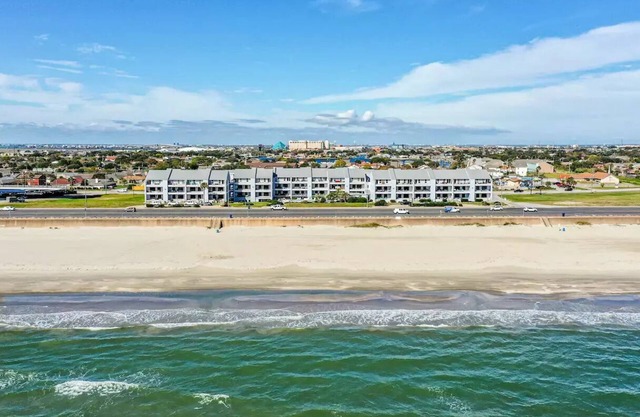 Beachfront in Galveston with pool. Centrally located. Pet Friendly!