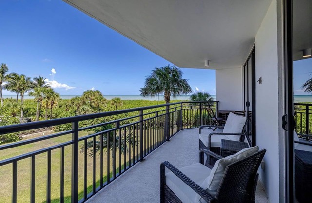 Beachfront Island Gem with lux amenities