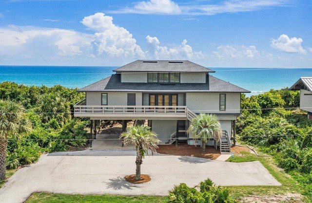 Beachfront Living! Perfect for family getaways!