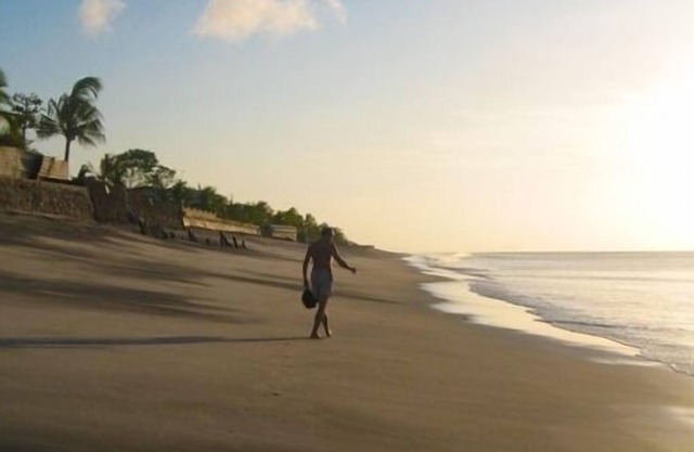 Beachfront Lovenest with Incredible Ocean and Mountain View.