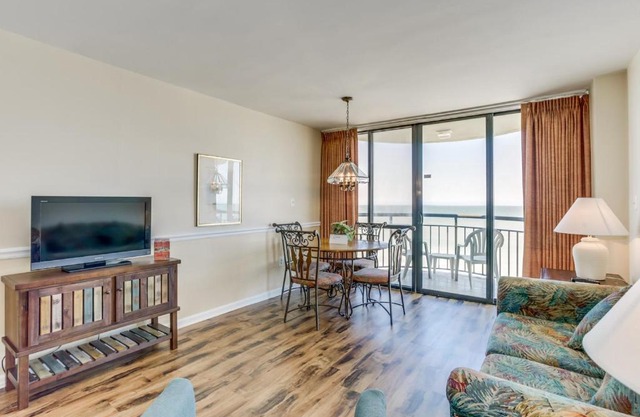 Beachfront Luxury Condo w private balcony at Meridian Plaza