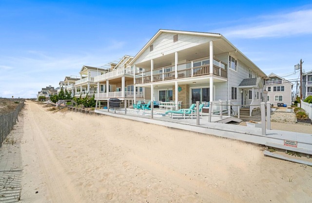 BEACHFRONT Luxury Home 1st Fl Walkout Shabby Chic + Direct Beach Access
